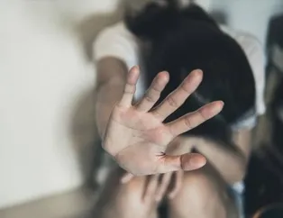 İğrenç olay! Sevgilisinin kızlarına...