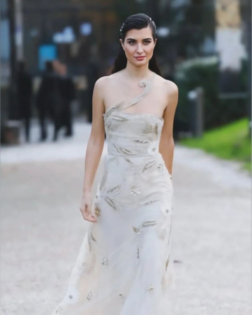 Paris Moda Haftası’nda Tuba Büyüküstün rüzgarı! Güzelliğiyle büyüledi: Bir rüyanın içindeymişim gibi hissettim! - 6