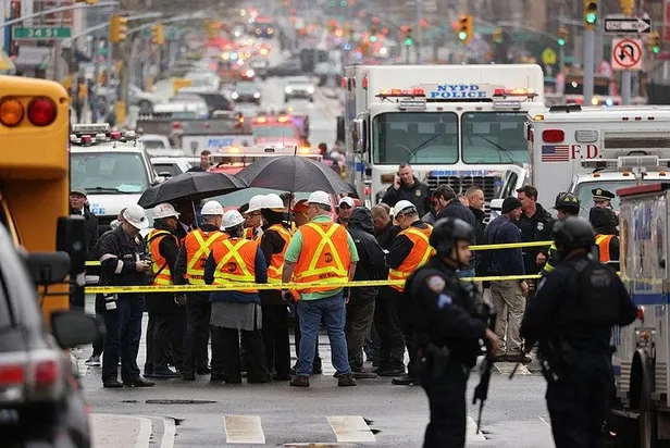 SON DAKİKA: New York metrosunda saldırı! Birden fazla vurulan var patlayıcılar bulundu... Beyaz Saray'dan ilk açıklama!-9