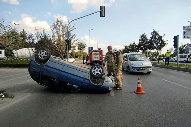 Kartal'da kontrolden çıkan araç ters döndü! Sürücünün burnu bile kanamadı
