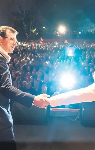 Kemal Kılıçdaroğlu konuşurken kenarda bekleyen Ekrem İmamoğlu, Meral Akşener konuşurken ele ele verdi