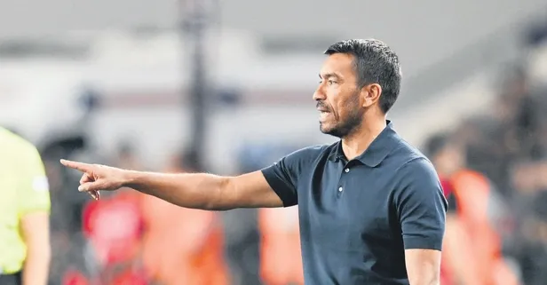 Giovanni van Bronckhorst son dönemde oynattığı oyun ve aldığı sonuçlar nedeniyle eleştiri oklarının hedefi oldu!