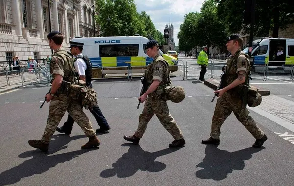 Londra'da önemli binaları silahlı askerler koruyacak-3