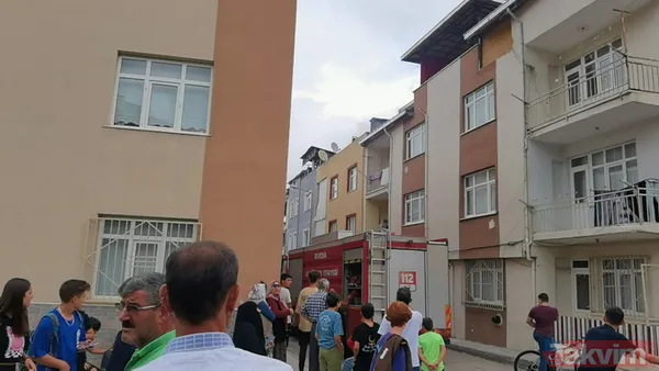 Bursa'da binanın çatı katı alev alev yandı - 9