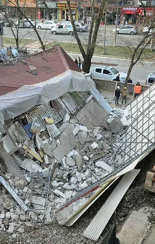 Sakarya'da kazı sırasında bina çöktü! İşçiler son anda kurtuldu