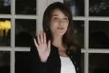 Carla Bruni göbek atıyor