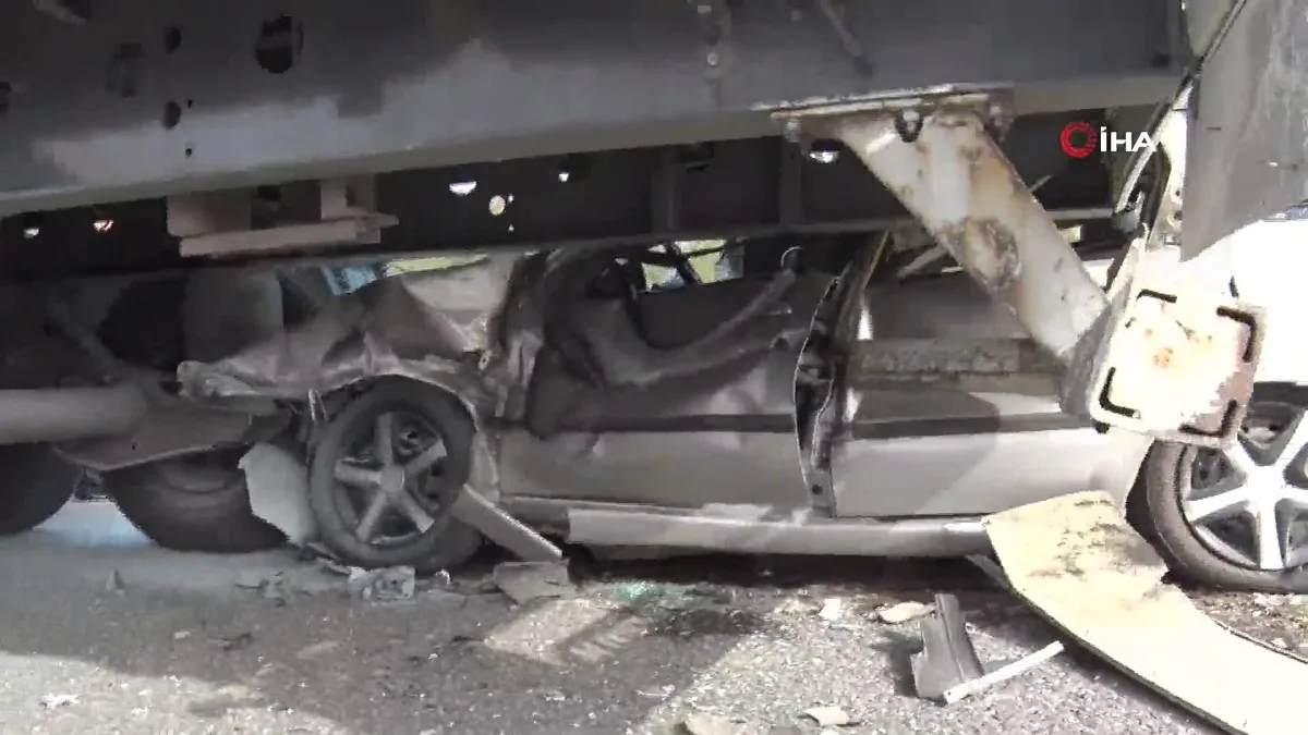 Ankara Etimesgut'ta feci kaza: Otomobil TIR'a ok gibi saplandı: 2 ölü, 3 yaralı | Son dakika trafik kazası haberleri