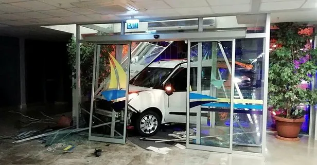 Polis ekiplerinin ihtarına uymadı! Karamürsel Belediyesinin giriş kapısına çarptı