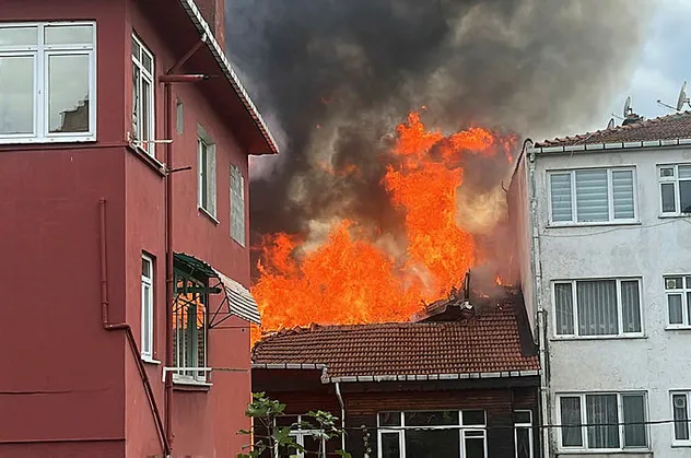 İstanbul Beykoz'da ahşap bina cayır cayır yandı