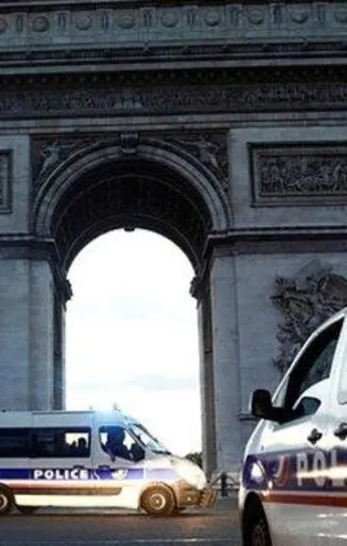 Fransa'nın başkenti Paris'te bomba ihbarı sonrası panik: Ekipler harekete geçti