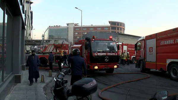istanbul-bayrampasada-ayakkabi-imalathanesinde-yangin-1640270699897.jpg İstanbul Bayrampaşa'da ayakkabı imalathanesinde yangın-8