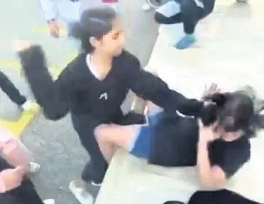 Tehdit ettiler! Akran zorbalığını kayda aldılar