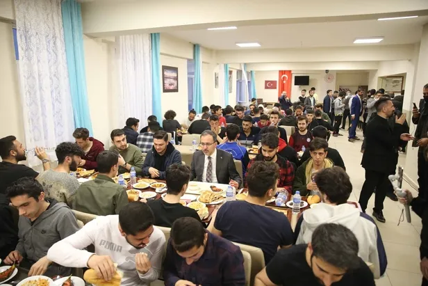 genclik-ve-spor-bakani-mehmet-muharrem-kasapoglu-karsta-ogrencilerle-iftar-yapti-1650306698220.jpg Gençlik ve Spor Bakanı Mehmet Muharrem Kasapoğlu Kars'ta öğrencilerle iftar yaptı-4