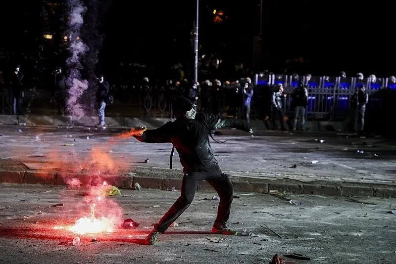 Saraçhane'de düzenlenen gösteride izinsiz şekilde Taksim'e yürümek isteyen ve polis ekiplerine saldıran göstericilere müdahale edildi. (AA/23 Mart)