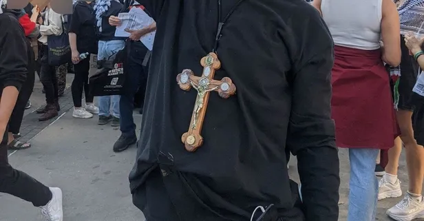 Gamalı haç, siyon yıldızı ve kan! Beyaz Saray ve Tel Aviv onu arıyor! New York’ta ‘İsrail ordusu Nazi’dir’ pankartı taşıyan gösterici kim?