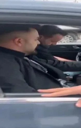 Büyükçekmece’de tartıştıkları sürücüyü eşi ve çocuklarının yanında öldüresiye döven magandalar yakalandı