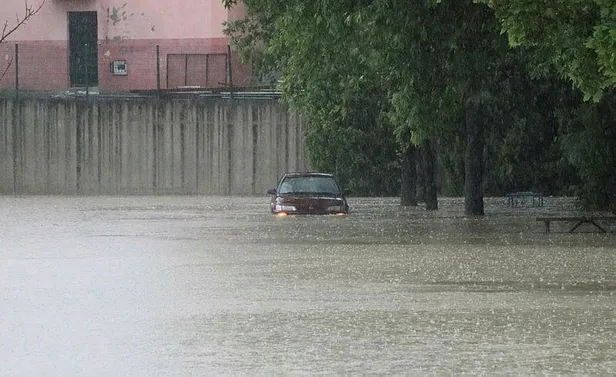 Denizli'de sel! Facianın eşiğinden dönüldü: Selin çökerttiği bölüme yaklaşan tren, vatandaşlar tarafından son anda durduruldu-4