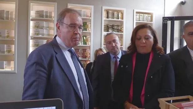 esnaf-battik-bittik-turuna-cikan-chpli-faik-oztrakin-hayallerini-yikti-1637350616090.jpeg Esnaf, 'battık bittik' turuna çıkan CHP'li Faik Öztrak'ın hayallerini yıktı-3