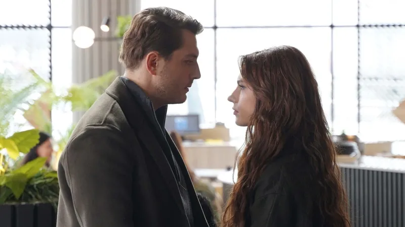 ayni-yagmur-altinda-2-bolum-nefes-kesecek-rosa-donusu-olmayan-bir-kararin-esiginde-1770970435726.jpg Aynı Yağmur Altında 2. bölüm nefes kesecek: Rosa dönüşü olmayan bir kararın eşiğinde!-4