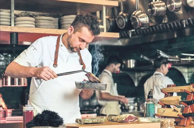 Fatih Tutak'ın bir anda yıldızı patladı! Restoranında yer bulamayan ünlüler 'hatır telefonuna' sarıldı