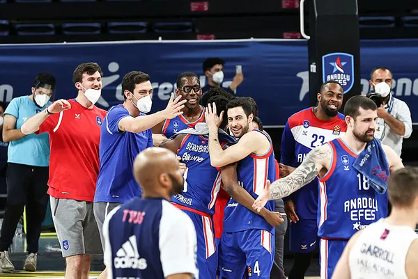 son-dakika-anadolu-efes-euroleaguede-final-foura-yukseldi-1620155179711.jpg
