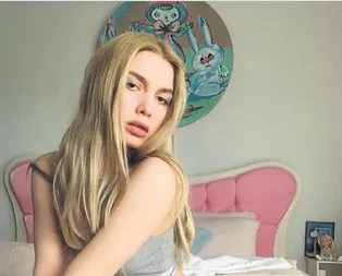 Oturdu uzaylı bekliyor