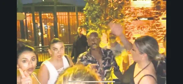 eski-besiktasli-manuel-fernandes-kirmizi-kartlik-eglence-bes-guzelle-yakalaninca-bakin-ne-yapti-1659301228209.jpeg Eski Beşiktaşlı Manuel Fernandes kırmızı kartlık eğlence! Beş güzelle yakalanınca bakın ne yaptı-2