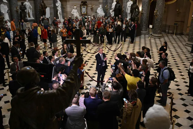 abdde-butce-krizi-cozulemedi-hukumetin-kapanmasina-saatler-kaldi-son-10-yilda-dorduncu-kapanma-1696072639861.jpg Amerika uzatmaları oynuyor: 45 gün daha! ABD Başkanı Biden hükümetin kapanmasını önleyecek geçici bütçe tasarısını onayladı-7