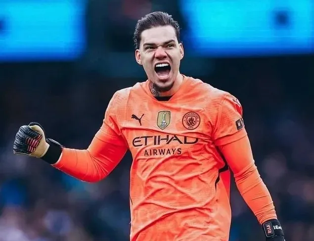 Ederson bombası!