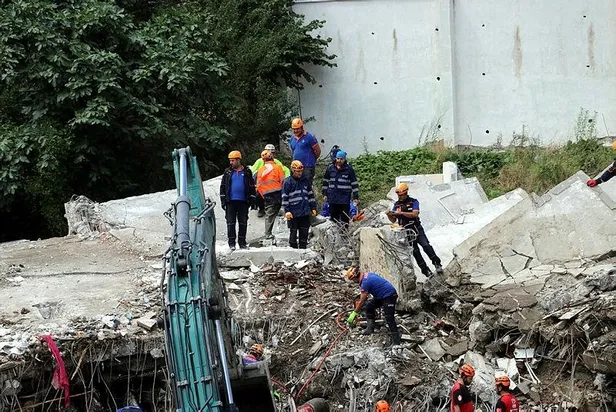 Bozkurt'ta endişeli bekleyiş! Selde yıkılan apartmanda arama kurtarma çalışmaları sürüyor-4