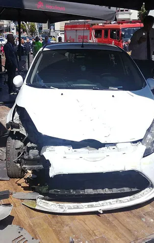 Bakırköy'de otomobil kafeye daldı
