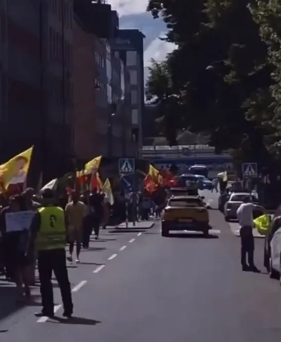 isvecin-baskenti-stockholmden-skandal-goruntuler-pkk-yandaslari-pacavralarla-yurudu-1657375560419.jpg İsveç'in başkenti Stockholm'den skandal görüntüler: PKK yandaşları paçavralarla yürüdü-3