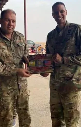 İşte kirli işbirliğinin karesi: Terör örgütü YPG'den ABD'li komutana "dostluk plaketi"