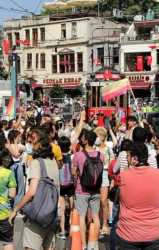 CHP'den büyük hadsizlik! LGBT uğruna Türk polisine zorba dediler!