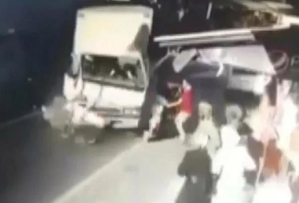 Bursa'daki dehşet anları kamerada! Dolmuş bekleyen 5 kişiye çarpıp, markete daldı-2