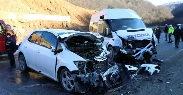Zonguldak’ta feci kaza! Minibüsle otomobil çarpıştı yaralılar var