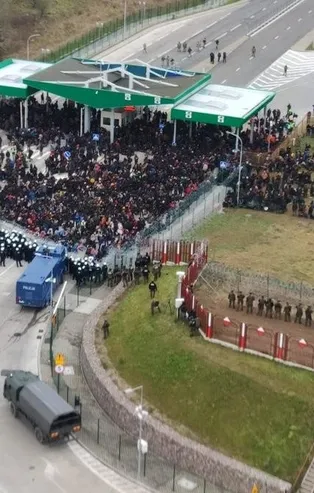 Son dakika: Belarus'ta binlerce göçmen Polonya sınırında toplandı! Güvenlik güçleri 'teyakkuzda'