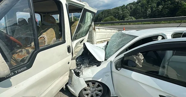 Son dakika: Düzce'de otomobil ile Karayolları işçilerini taşıyan kamyonet çarpıştı: 15 kişi yaralandı