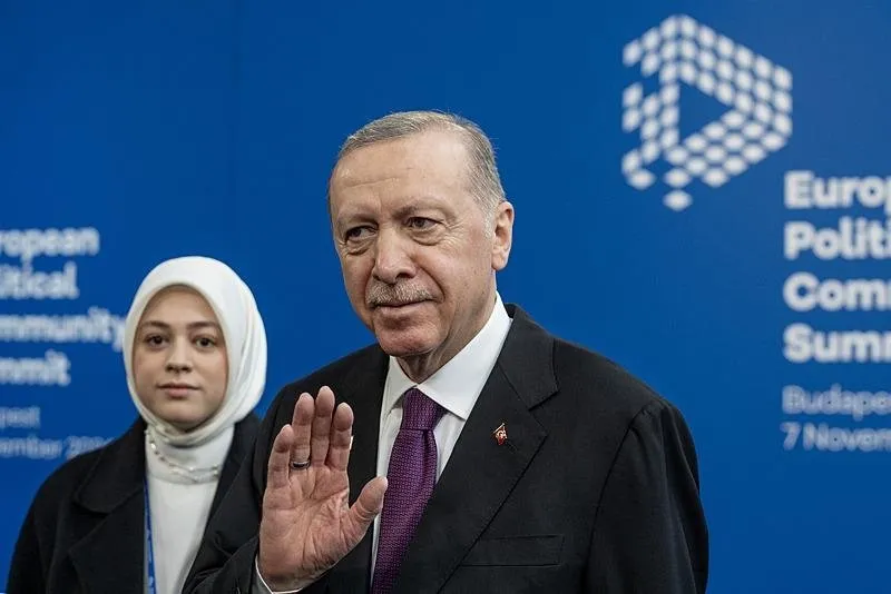 Başkan Recep Tayyip Erdoğan (solda), Macaristan'ın başkenti Budapeşte'de düzenlenen Avrupa Siyasi Topluluğu (AST) Zirvesi'ne katıldı. (AA)
