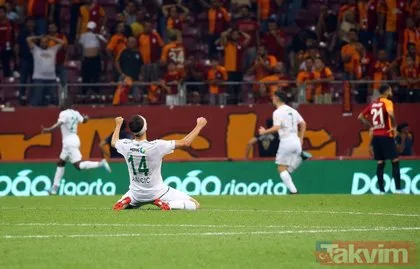 Galatasaray - Konyaspor maçında şoke eden gerginlik! Abdurrahim Albayrak ile taraftarlar...