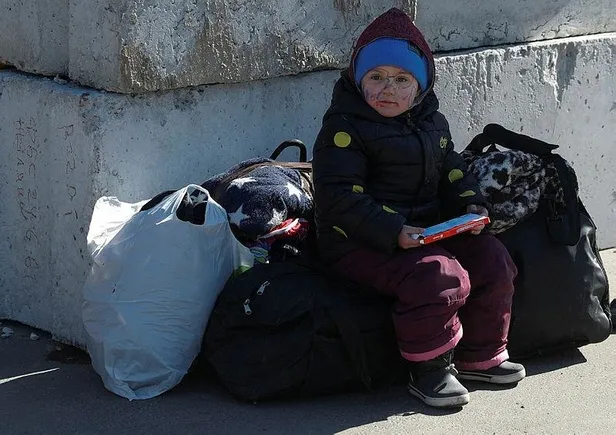 Kadın, çocuk, yaşlı... Kiev'deki tahliye koridorlarından sivillerin geçişi devam ediyor! Araçlarda dikkat çeken yazı-5