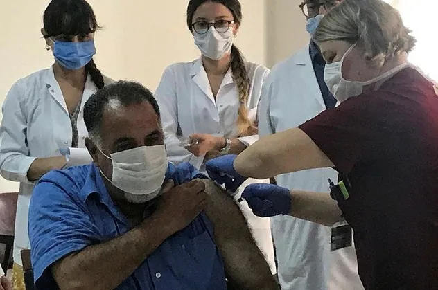 Cerrahpaşa'da tarihi gün! İlk gönüllü aşılama yapıldı