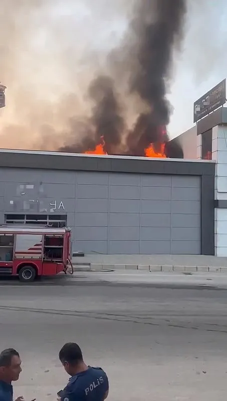 adanada-fabrika-yangini-mobilya-imalathanesinden-alevler-yukseldi-1718172540196.jpeg Adana'da fabrika yangını: Mobilya imalathanesinden alevler yükseldi-2