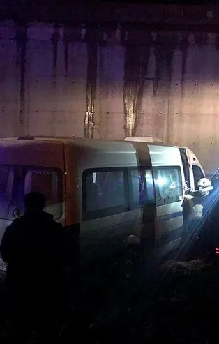 Bursa'nın Gemlik ilçesinde işçileri taşıyan servis inşaat alanına düştü! 5 kişi yaralandı