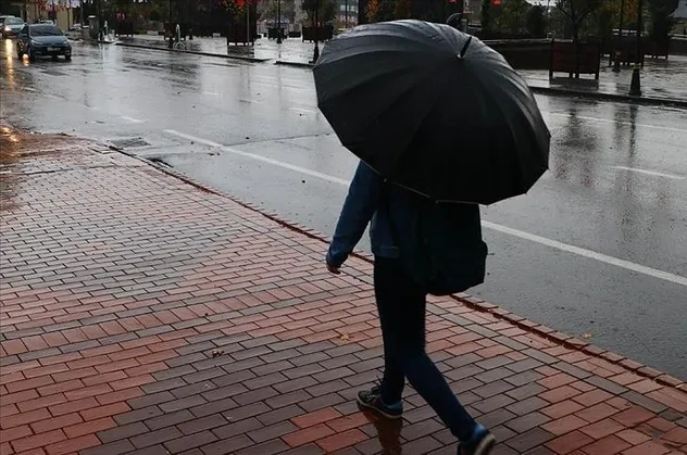 HAVA DURUMU | Meteorolojiden turuncu ve sarı kodlu uyarı! İstanbul'a sağanak geliyor