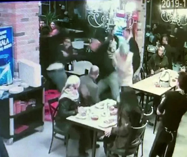 1576659351231.jpg Bebek sandalyesine çarpan garsonu dakikalarca dövdüler! Akılalmaz olay-1