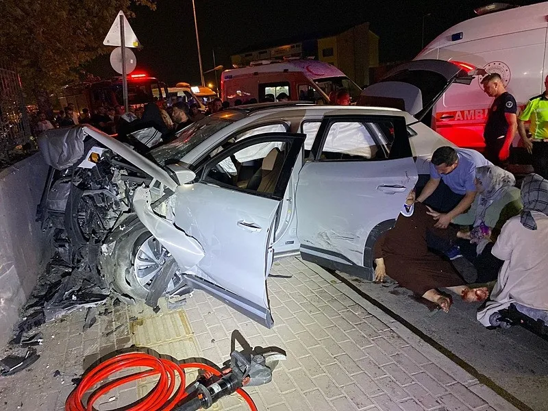 Bursa'da kırmızı ışık faciası | İki otomobil çarpıştı: 8 yaralı (DHA)