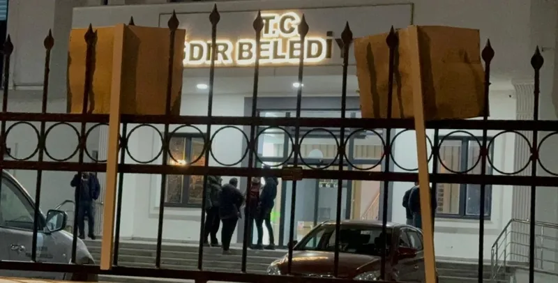 Iğdır'da AK Parti İl binasına satırlı saldırı: Şüpheli akıl sağlığı için hastaneye sevk edildi-3