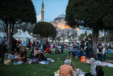 Sultanahmet Meydanı’nda ilk iftar heyecanı!
