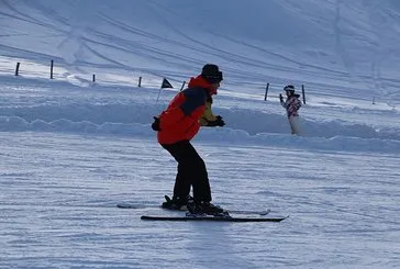 Acı görsel: Bolu’da yangın faciası sonrası tatilciler kayak yapmaya devam etti